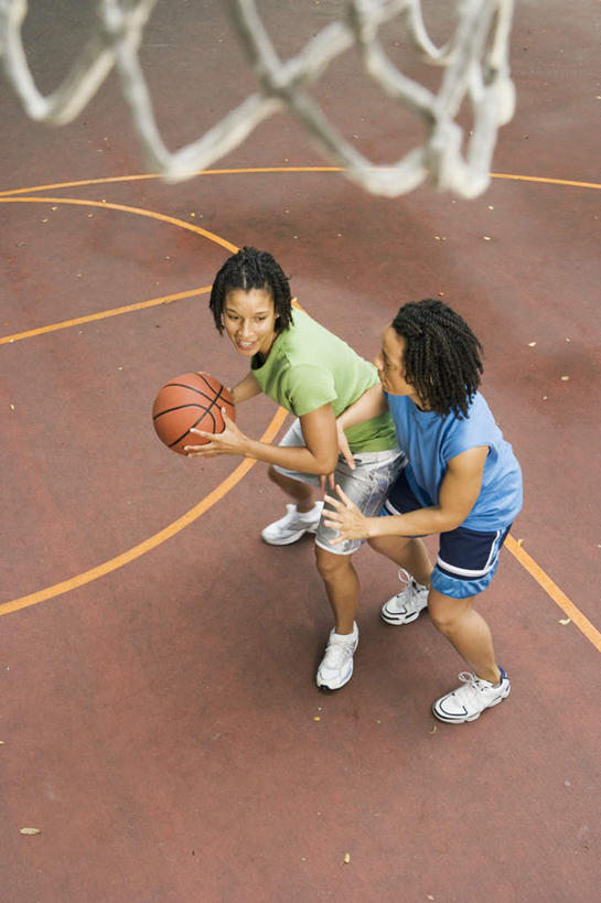 西方人,两个人,伙伴,朋友,体育馆,运动场,站,笑,微笑,露齿笑,竖图,俯视,室外,白天,运动服,锻炼,友谊,运动,篮球,欧洲,黑人,欧洲人,握,服装,篮球场,体育场,衣服,站着,握着,服饰,衣着,穿着,运动馆,衣饰,体育,友情,年轻女性,女人,女性,彩图,高角度拍摄,全身,健身,运动装