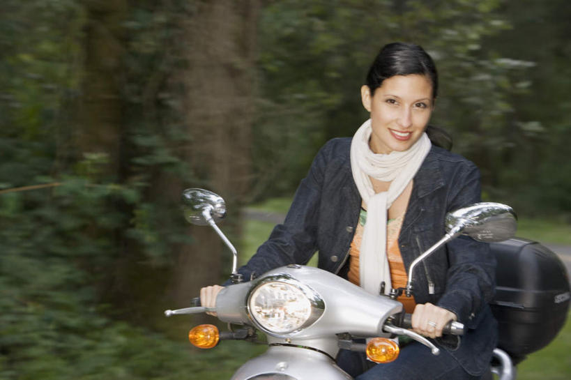 一个人,笑,微笑,露齿笑,横图,室外,白天,正面,森林,树林,仅一个年轻女性,仅一个女性,仅一个人,服装,朦胧,模糊,注视,休闲装,电瓶车,树,树木,骑,衣服,交通工具,观察,看,休闲,休闲服,服饰,观看,察看,关注,载具,年轻女性,女人,女性,半身,彩图