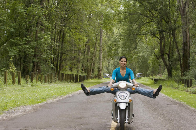 一个人,笑,微笑,露齿笑,横图,室外,白天,正面,森林,树林,道路,路,公路,仅一个年轻女性,仅一个女性,仅一个人,服装,朦胧,模糊,交通,注视,休闲装,电瓶车,树,树木,骑,衣服,交通工具,观察,看,休闲,休闲服,服饰,观看,察看,关注,载具,年轻女性,女人,女性,马路,彩图,全身,高兴,开心