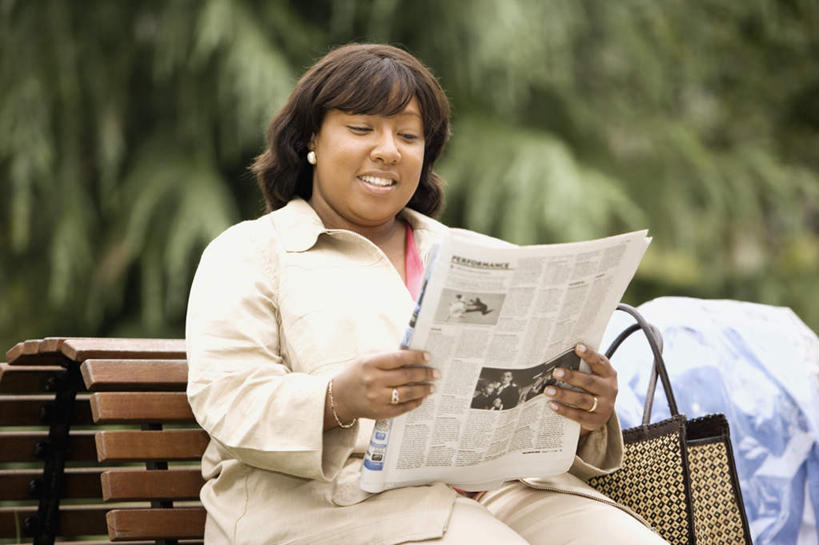 西方人,一个人,坐,笑,微笑,露齿笑,横图,室外,白天,正面,阅读,树林,植物,街道,报纸,袋子,椅子,欧洲,非洲,黑人,欧洲人,仅一个女性,仅一个人,服装,朦胧,模糊,休闲装,树,树木,衣服,绿色,自然,戒指,休闲,休闲服,读,服饰,仅一个老年女性,生长,成长,老年女性,女人,女性,非洲人,坐着,半身,彩图