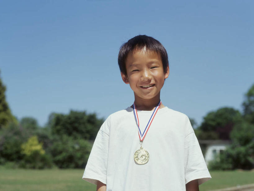 儿童,一个人,站,伸展双臂,笑,微笑,露齿笑,横图,室外,白天,正面,纯洁,成功,胜利,植物,阴影,服装,朦胧,模糊,光线,影子,注视,休闲装,一个,小孩,衣服,蓝色,蓝天,天空,阳光,天,观察,看,站着,休闲,休闲服,光彩,可爱,童年,童趣,高举,服饰,晴朗,单个,观看,察看,关注,奖牌,荣誉,奖品,童真,烂漫,无邪,万里无云,荣耀,光荣,天真,男孩,男人,男性,晴空,晴空万里,敞开双臂,伸开双臂,展开双肩,张开手臂,张开双臂,半身,彩图,男生