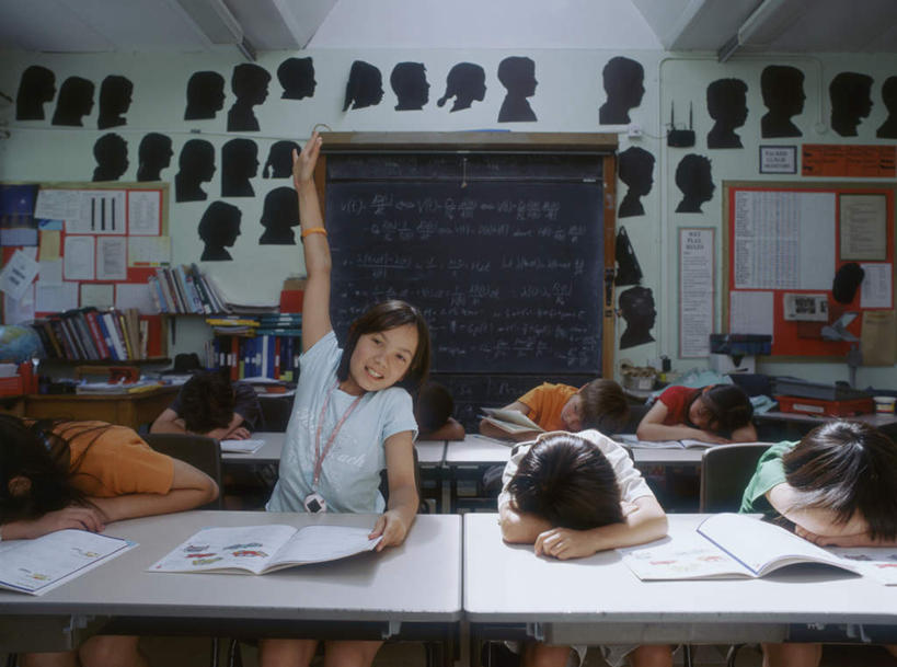 东方人,儿童,伙伴,朋友,举,睡,横图,室内,白天,正面,友谊,书架,桌子,亚洲,服装,办公桌,许多人,挂,注视,休闲装,黄种人,小孩,衣服,黑板,观察,看,趴着,托,一群人,休闲,同学,休闲服,高举,服饰,游戏机,观看,察看,挂着,校友,关注,同窗,学友,友情,男孩,男人,男性,女孩,女人,女性,亚洲人,举起,举手,举着,困,困觉,趴,寝息,睡觉,向上举,向上伸,向上托,半身,彩图,男生,女生