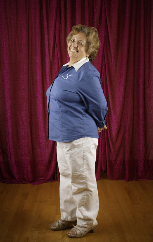 西方人,头发,一个人,舞台,站,笑,微笑,露齿笑,竖图,室内,白天,侧面,欧洲,欧洲人,黄发,仅一个女性,仅一个人,扭头,注视,观察,看,站着,转头,休闲,休闲服,帷幕,仅一个老年女性,观看,察看,关注,帷幔,幕布,幕帘,背手,帷幔布,老年女性,女人,女性,白种人,卷发,站立,彩图,全身,短发