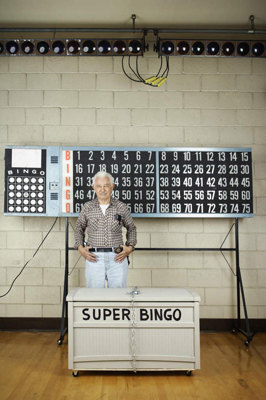 西方人,一个人,站,竖图,室内,白天,正面,游戏,赌博,贪欲,竞争,机器,地板,柜子,照明,欧洲,欧洲人,仅一个男性,仅一个人,服装,灯饰,玩,注视,休闲装,娱乐,刺激,架子,墙壁,灯,衣服,灯具,叉腰,观察,看,站着,仅一个老年男性,休闲,休闲服,放松,赌场,服饰,游戏机,观看,活动,察看,双手叉腰,发泄,关注,消遣,智力,博彩,投机,侥幸,欲望,宣泄,老年男性,男人,男性,白种人,玩耍,嬉戏,站立,彩图,全身,胜负,输赢,娱乐场