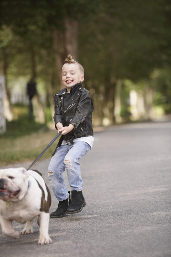 西方人,儿童,头发,一个人,站,跑,笑,微笑,露齿笑,竖图,室外,白天,正面,纯洁,树林,植物,道路,宠物,狗,欧洲,欧洲人,黄发,仅一个男性,仅一个人,朦胧,模糊,斗牛犬,拿,拿着,注视,树,树木,一只,小孩,绿色,自然,动物,绳子,奔跑,观察,看,站着,仅一个小孩,可爱,童年,童趣,观看,察看,关注,牛头犬,皮夹克,童真,烂漫,无邪,忠诚,英国斗牛犬,斗牛狗,老虎狗,英国老虎犬,天真,男孩,男人,男性,白种人,马路,犬,站立,彩图,全身,短发