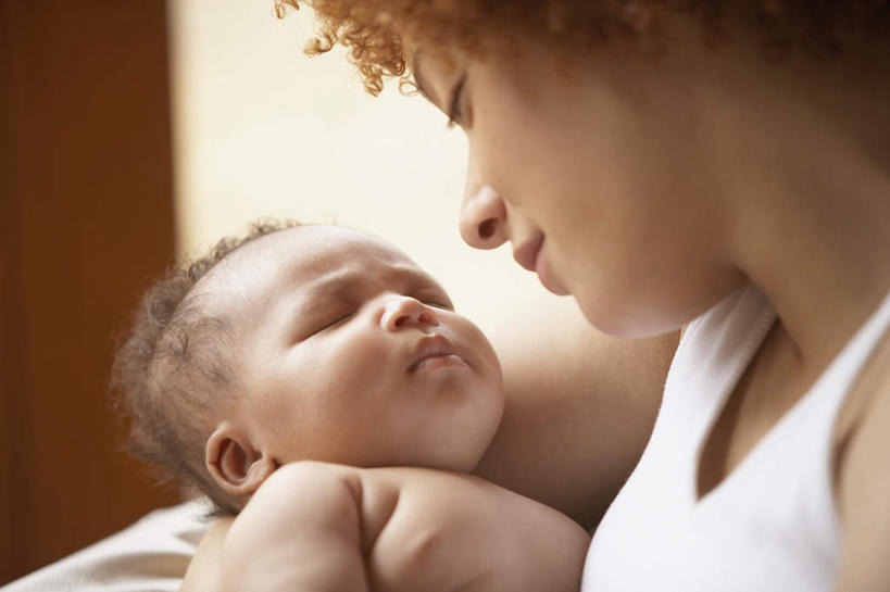 西方人,婴儿,脸,头,脸颊,头发,两个人,家庭,母亲,儿子,站,闭眼,抱,笑,睡,微笑,横图,室内,特写,白天,正面,纯洁,欧洲,非洲,黑人,欧洲人,黄发,朦胧,模糊,房屋,屋子,公寓,注视,肩膀,住宅,观察,看,站着,温暖,温馨,母子,一家人,可爱,母爱,童年,童趣,抱着,观看,和睦,察看,搂着,关注,童真,烂漫,无邪,天真,年轻女性,女人,女性,非洲人,头部,卷发,脸部,脸蛋,面部,闭着眼,困,搂,睡觉,站立,半身,彩图,房子,融洽,短发