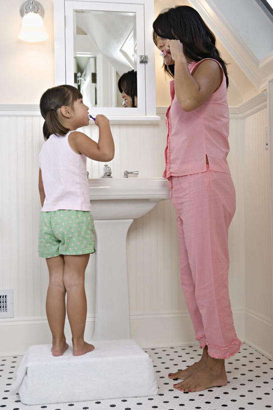 东方人,儿童,两个人,家庭,母亲,女儿,站,竖图,室内,白天,纯洁,镜子,卫生间,浴室,照明,亚洲,水龙头,灯饰,注视,黄种人,水斗,刷牙,灯,小孩,背面,灯具,观察,看,站着,温暖,温馨,母女,一家人,面对面,可爱,母爱,童年,童趣,观看,和睦,察看,关注,童真,烂漫,无邪,天真,年轻女性,女孩,女人,女性,亚洲人,孩子,年轻人,站立,彩图,全身,融洽,女生