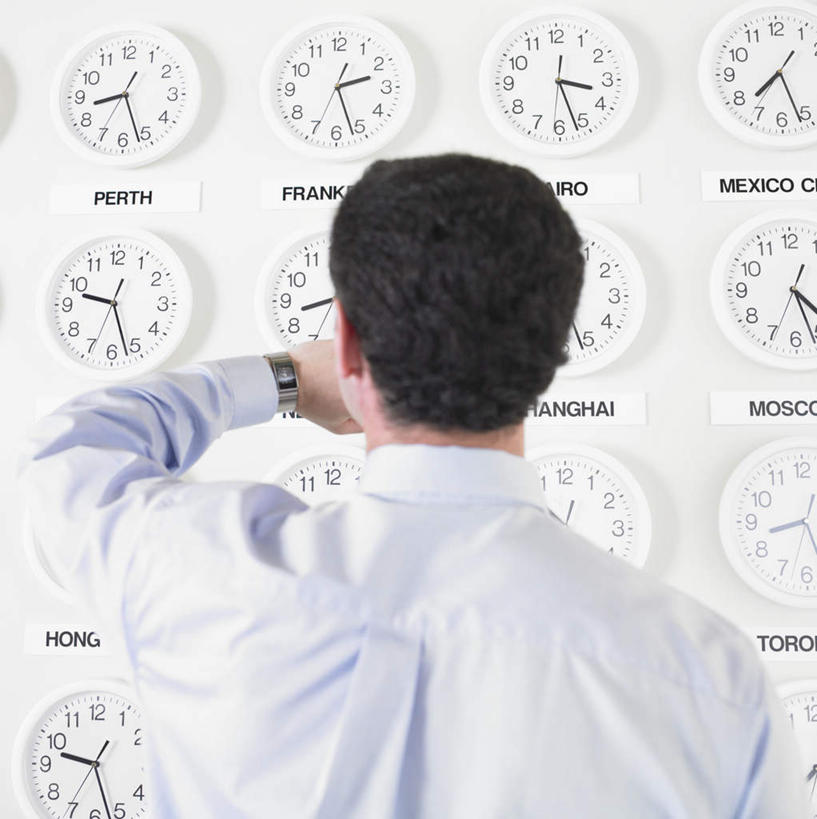 西方人,一个人,商务人士,商务男性,办公室,站,竖图,室内,特写,白天,衬衫,欧洲,欧洲人,仅一个男性,仅一个人,许多,套装,整齐,工作,时间,标示,时钟,文字,全球,排列,仅一个年轻男性,背面,挂钟,站着,服务,抬手,商务装,地区,工薪阶层,男人,男性,年轻男性,白种人,白领,上班族,钟,站立,半身,彩图,衬衣