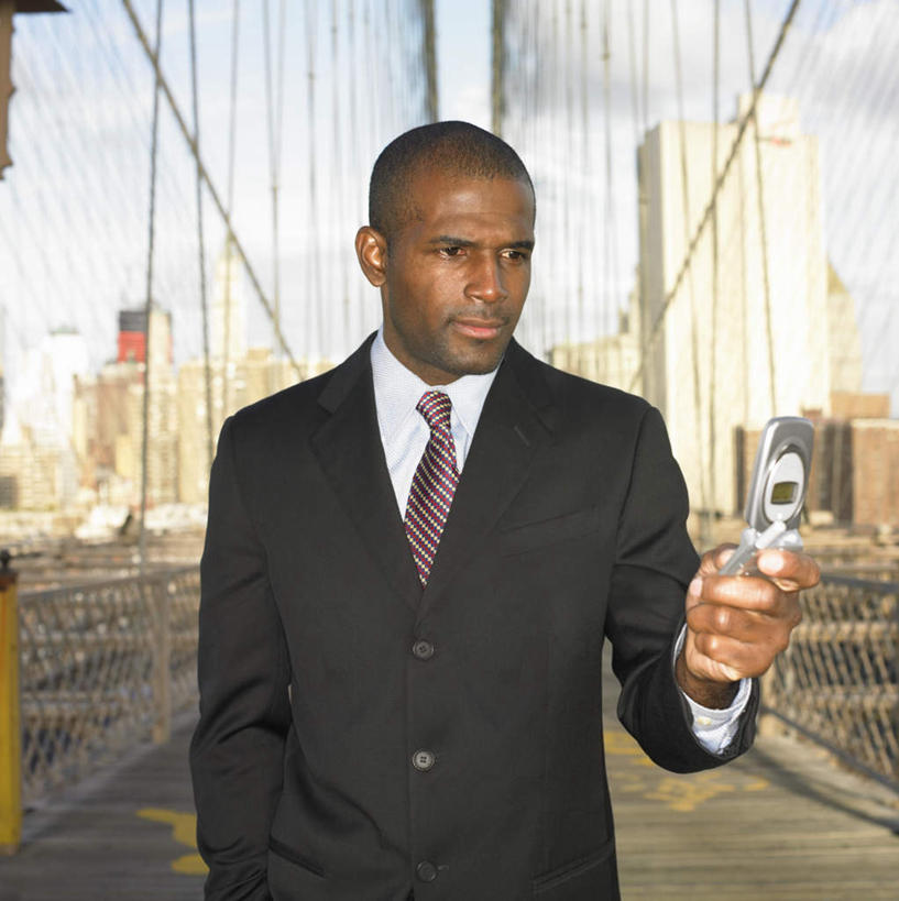 西方人,一个人,商务人士,商务男性,站,竖图,室外,白天,正面,衬衫,大桥,立交桥,桥梁,手机,欧洲,非洲,黑人,欧洲人,仅一个男性,仅一个人,套装,朦胧,模糊,高架,斜拉桥,桥,拿,拿着,注视,仅一个年轻男性,阳光,观察,看,站着,观看,察看,关注,商务装,工薪阶层,男人,男性,年轻男性,非洲人,白领,上班族,手提电话,移动电话,半身,彩图,衬衣