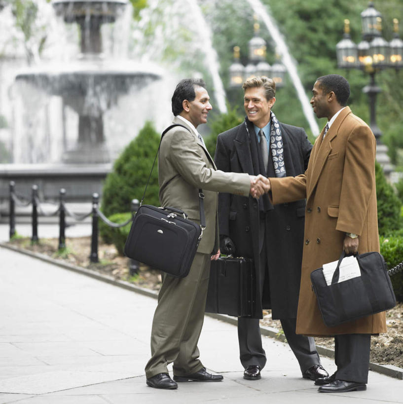 西方人,三个人,同事,商务人士,商务男性,坐,握手,笑,微笑,露齿笑,竖图,室外,白天,正面,衬衫,成功,合作,团队,集体,信心,喷泉,欧洲,非洲,黑人,欧洲人,亚洲,套装,包,注视,队伍,相视,背包,观察,看,面对面,观看,对视,察看,领导,成就,关注,相对,商务装,合伙,领袖,工薪阶层,相看,男人,男性,中年男性,非洲人,亚洲人,印度人,白领,上班族,搀手,拉手,手拉手,手握手,坐着,半身,彩图,衬衣,商务包