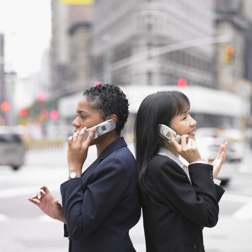 东方人,西方人,两个人,商务人士,商务女性,高楼大厦,站,打电话,竖图,室外,白天,侧面,安全,摩天大楼,电话,手机,欧洲,非洲,黑人,欧洲人,亚洲,套装,朦胧,模糊,依靠,黄种人,通讯设备,倚靠,站着,背靠背,背对背,商务装,工薪阶层,交流,信任,女人,女性,中年女性,非洲人,亚洲人,白领,上班族,手提电话,移动电话,沟通,通话,半身,彩图,大楼,高层建筑,高楼,摩天楼