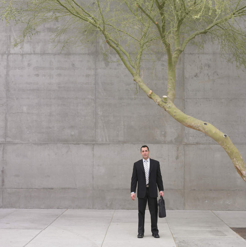 西方人,一个人,商务人士,办公室,站,竖图,室外,白天,正面,衬衫,西装,商务,职员,欧洲,欧洲人,仅一个男性,仅一个人,仅一个中年男性,正装,公文包,领带,拿,拿着,注视,职业装,观察,看,站着,金融,商务套装,经济,观看,察看,关注,贸易,男人,男性,中年男性,白种人,白领,商人,上班族,彩图,全身,西服,白领阶层,办公室职员,商务包