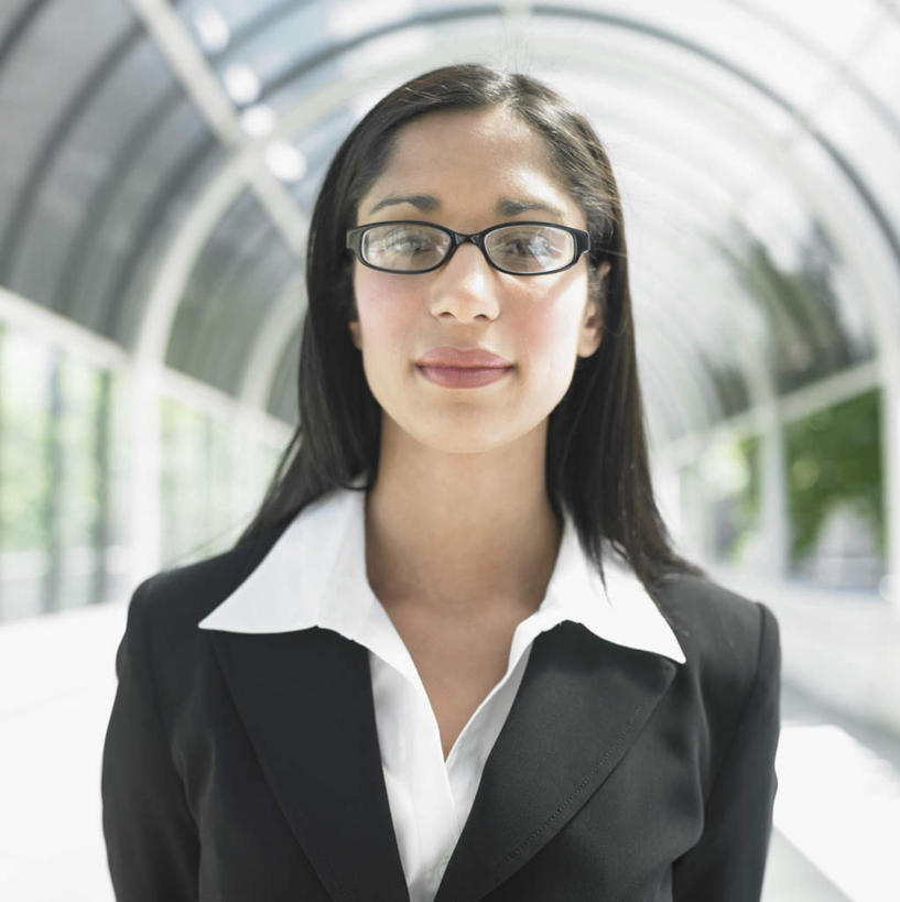 西方人,脸,头,脸颊,一个人,商务人士,商务女性,站,竖图,室内,特写,白天,正面,欧洲,欧洲人,仅一个年轻女性,仅一个女性,仅一个人,套装,朦胧,模糊,公文包,走道,走廊,过道,拿,拿着,注视,肩膀,观察,看,站着,观看,察看,关注,商务装,工薪阶层,年轻女性,女人,女性,白种人,头部,脸部,脸蛋,面部,白领,上班族,半身,彩图,商务包