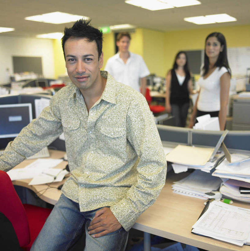 西方人,三个人,同事,商务人士,商务女性,办公室,站,坐,竖图,室内,白天,正面,成功,合作,团队,集体,信心,家具,桌子,欧洲,欧洲人,套装,文件,办公桌,灯光,注视,输入设备,队伍,灯,资料,灯具,观察,看,站着,观看,察看,领导,照明设备,成就,关注,液晶显示屏,商务装,合伙,领袖,工薪阶层,输出设备,办公家具,男人,男性,年轻男性,年轻女性,女性,白种人,白领,上班族,坐着,半身,彩图