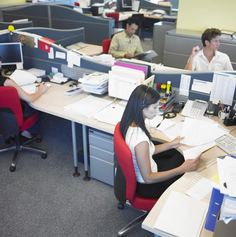 西方人,三个人,同事,商务人士,商务女性,坐,竖图,俯视,室内,白天,成功,合作,团队,集体,信心,桌子,欧洲,欧洲人,套装,文件,注视,输入设备,队伍,资料,观察,看,观看,察看,领导,成就,关注,液晶显示屏,商务装,合伙,领袖,工薪阶层,输出设备,男人,男性,年轻男性,年轻女性,女性,白种人,白领,上班族,坐着,半身,彩图,高角度拍摄