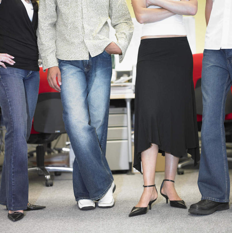 西方人,腿部,腿,三个人,同事,商务人士,商务女性,站,竖图,室内,特写,白天,正面,成功,合作,团队,集体,信心,桌子,欧洲,欧洲人,套装,文件,输入设备,手叉腰,队伍,资料,叉腰,站着,领导,双手抱胸,双手叉腰,成就,液晶显示屏,商务装,合伙,领袖,工薪阶层,输出设备,男人,男性,年轻男性,年轻女性,女性,白种人,白领,上班族,插兜,两手抄兜,两手放兜,手插兜,手放口袋,半身,彩图