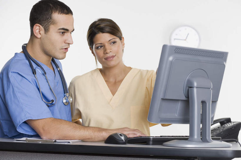 西方人,两个人,伙伴,朋友,医生,护士,站,笑,说,微笑,横图,室内,白天,正面,工作服,制服,友谊,合作,团队,桌子,欧洲,欧洲人,时钟,注视,输入设备,听诊器,挂钟,观察,看,站着,医护人员,医疗人员,战略,观看,察看,白衣天使,关注,液晶显示屏,输出设备,联合,合谋,配合,协作,男人,男性,女人,女性,中年男性,中年女性,白种人,大夫,讲话,交谈,说话,谈话,半身,彩图,工作套服