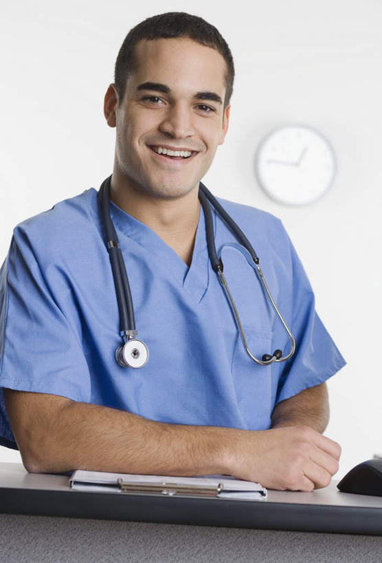 西方人,一个人,医生,笑,微笑,竖图,室内,白天,白色背景,正面,工作服,制服,桌子,欧洲,欧洲人,仅一个男性,仅一个人,仅一个中年男性,时钟,注视,输入设备,挂钟,观察,看,医护人员,医疗人员,观看,察看,关注,液晶显示屏,输出设备,男人,男性,中年男性,白种人,大夫,半身,彩图