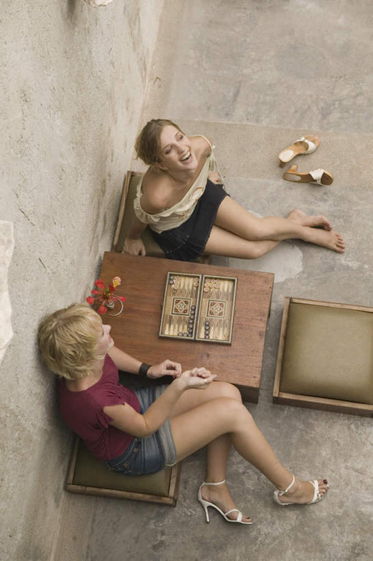 西方人,两个人,伙伴,朋友,坐,竖图,俯视,室内,白天,游戏,快乐,友谊,赌博,贪欲,比赛,竞争,石头,桌面,桌子,欧洲,欧洲人,服装,木制,石子,墙,玩,注视,休闲装,娱乐,刺激,墙壁,墙面,蒲团,衣服,木制品,观察,看,休闲,休闲服,棋盘,服饰,观看,活动,察看,发泄,关注,消遣,智力,咖啡店,咖啡屋,双陆棋,投机,侥幸,欲望,宣泄,双陆,蒲墩,圆座,友情,女人,女性,中年女性,白种人,石块,抬头,玩耍,嬉戏,仰头,坐着,彩图,高角度拍摄,全身,咖啡馆,胜负,输赢