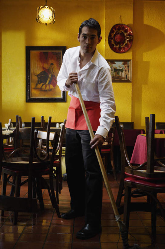 西方人,一个人,服务员,餐厅,站,笑,微笑,竖图,室内,白天,正面,工作服,制服,桌子,杯子,椅子,欧洲,欧洲人,仅一个男性,仅一个人,撑,围裙,围兜,托腮,注视,吊灯,拖把,壁画,仅一个年轻男性,水杯,观察,看,托,站着,观看,垃圾箱,察看,关注,托下巴,食品店,工作制服,男人,男性,年轻男性,白种人,服务生,侍者,茶杯,站立,彩图,全身,工作套服,餐馆,饭店,饭馆