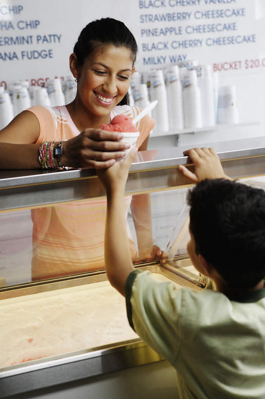 儿童,两个人,商店,站,笑,微笑,露齿笑,竖图,室内,白天,正面,购物,消费,杯子,握,服装,勺子,冰箱,冰激凌,拿,拿着,注视,休闲装,价目表,小孩,衣服,水杯,观察,看,站着,休闲,休闲服,握着,金融,服饰,观看,察看,关注,选购,贸易,血拼,男孩,男人,男性,年轻女性,女人,女性,孩子,茶杯,站立,半身,彩图,男生