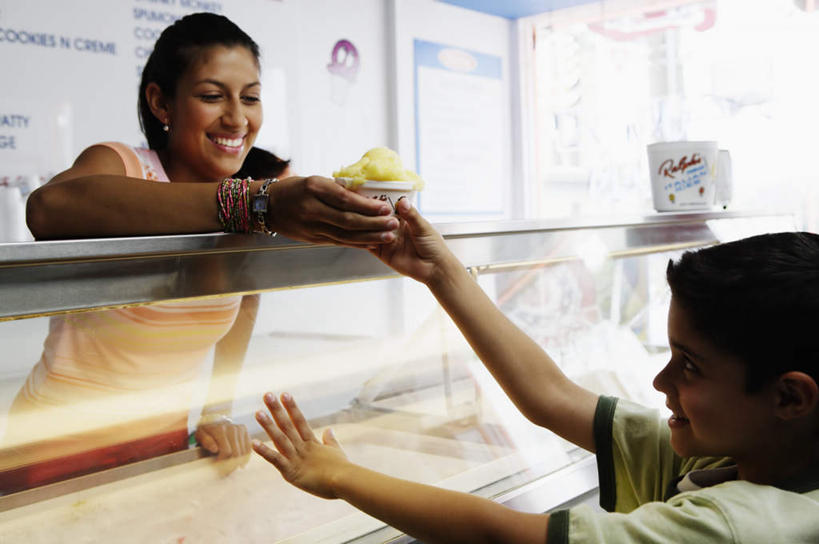 儿童,两个人,商店,站,笑,微笑,露齿笑,横图,室内,白天,正面,购物,消费,杯子,握,服装,光线,勺子,冰箱,冰激凌,拿,拿着,注视,休闲装,价目表,小孩,衣服,阳光,水杯,观察,看,站着,休闲,休闲服,握着,金融,服饰,观看,察看,关注,选购,贸易,血拼,男孩,男人,男性,年轻女性,女人,女性,孩子,茶杯,站立,半身,彩图,男生