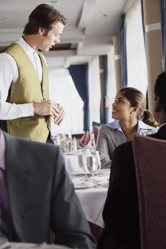 西方人,四个人,商务人士,办公室,餐厅,站,坐,竖图,室内,白天,正面,衬衫,西装,商务,职员,桌子,杯子,欧洲,欧洲人,正装,高脚杯,领带,红酒杯,拿,拿着,注视,职业装,价目表,菜单,桌布,酒杯,观察,看,站着,金融,商务套装,经济,观看,察看,关注,贸易,交流,男人,男性,年轻男性,年轻女性,女人,女性,白种人,白领,商人,上班族,玻璃杯,沟通,交谈,站立,坐着,半身,彩图,西服,白领阶层,办公室职员