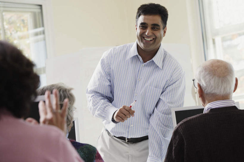 西方人,背部,四个人,家庭,教师,站,坐,横图,室内,白天,正面,欧洲,欧洲人,服装,圆珠笔,拿,拿着,注视,休闲装,输入设备,衣服,观察,看,站着,上课,享受,休闲,教室,温暖,温馨,一家人,休闲服,放松,教学,服饰,观看,和睦,察看,关注,液晶显示屏,输出设备,老年男性,老年女性,男人,男性,女人,女性,白种人,站立,坐着,半身,彩图,融洽