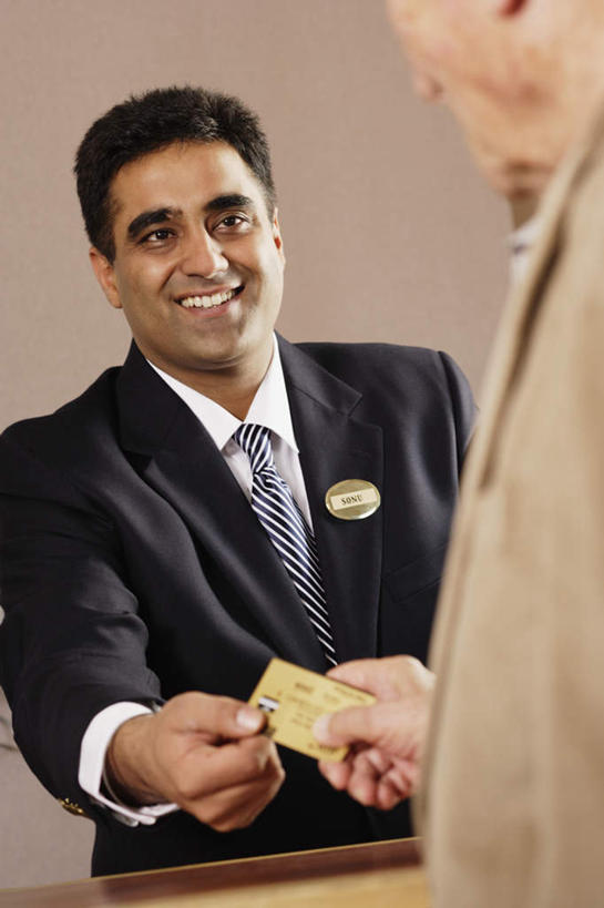 西方人,两个人,商务人士,前台,商务男性,办公室,竖图,室内,白天,正面,衬衫,西装,商务,职员,桌子,欧洲,欧洲人,套装,正装,领带,拿,拿着,注视,职业装,卡片,观察,看,房卡,金融,商务套装,经济,观看,察看,关注,商务装,贸易,工薪阶层,接待员,男人,男性,年轻男性,白种人,白领,商人,上班族,半身,彩图,西服,白领阶层,办公室职员