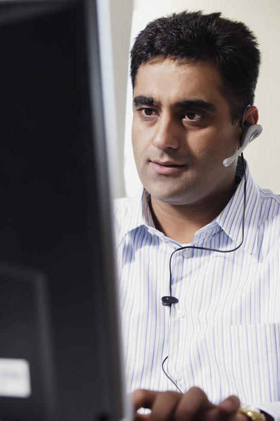 西方人,一个人,商务男性,坐,笑,微笑,露齿笑,竖图,室内,白天,正面,通讯,客服,欧洲,欧洲人,仅一个男性,仅一个人,套装,信息,话务员,注视,输入设备,仅一个年轻男性,耳机,耳麦,话筒,观察,看,服务,通信,观看,协调,察看,麦克风,关注,销售,液晶显示屏,商务装,工薪阶层,输出设备,客服人员,电话销售,接待员,男人,男性,年轻男性,白种人,白领,接线员,上班族,坐着,半身,彩图