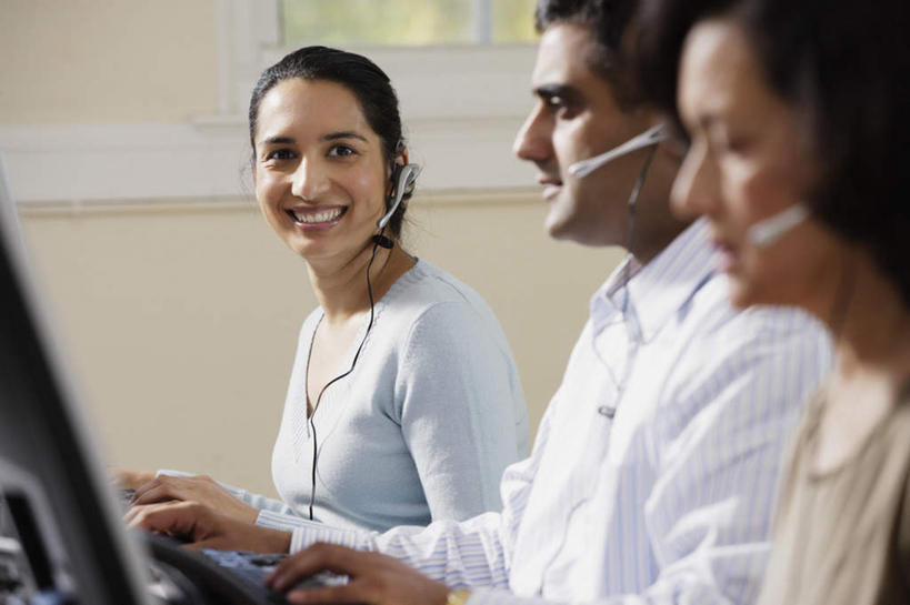 西方人,三个人,商务人士,商务男性,商务女性,坐,笑,微笑,露齿笑,横图,室内,白天,正面,衬衫,通讯,客服,欧洲,欧洲人,套装,服装,信息,话务员,注视,休闲装,输入设备,衣服,耳机,耳麦,话筒,观察,看,休闲,休闲服,服务,通信,服饰,观看,协调,察看,麦克风,关注,销售,液晶显示屏,商务装,工薪阶层,输出设备,客服人员,电话销售,接待员,男人,男性,年轻男性,年轻女性,女人,女性,白种人,白领,接线员,上班族,坐着,半身,彩图,衬衣