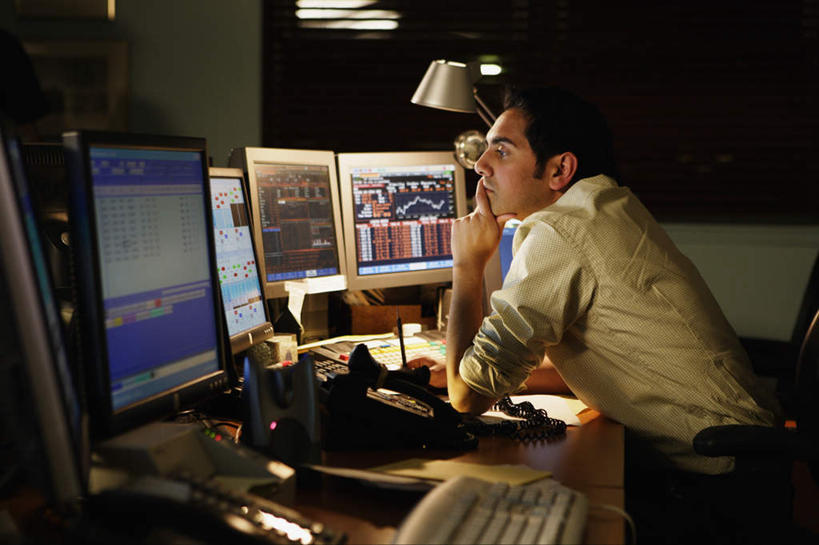 西方人,一个人,商务人士,商务男性,办公室,坐,横图,室内,白天,侧面,衬衫,西装,商务,职员,欧洲,欧洲人,仅一个男性,仅一个人,套装,正装,文件,领带,拿,拿着,注视,职业装,仅一个年轻男性,资料,观察,看,捂,金融,商务套装,经济,观看,察看,关注,液晶显示屏,商务装,贸易,工薪阶层,男人,男性,年轻男性,白种人,白领,商人,上班族,坐着,半身,彩图,西服,白领阶层,办公室职员,捂着