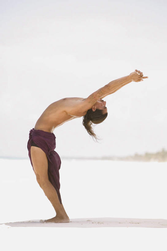 西方人,一个人,站,竖图,室外,白天,侧面,锻炼,瑜伽,运动,海浪,海洋,沙滩,欧洲,欧洲人,仅一个男性,仅一个人,服装,沙子,海岸,浪花,沙地,休闲装,仅一个年轻男性,衣服,海水,站着,享受,休闲,休闲服,放松,服饰,养身,海景,男人,男性,年轻男性,白种人,大海,风浪,海,海水的波动,海滩,近岸浪,涌浪,站立,彩图,全身,健身