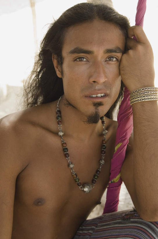 西方人,裸体,赤膊,一个人,站,竖图,室外,白天,正面,项链,欧洲,欧洲人,仅一个男性,仅一个人,阴影,光线,影子,注视,挂件,裸露,仅一个年轻男性,阳光,饰品,观察,看,站着,手镯,赤裸,观看,察看,关注,裸,男人,男性,年轻男性,白种人,站立,半身,彩图