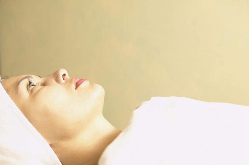 西方人,脸,头,脸颊,一个人,躺,横图,室内,特写,白天,侧面,美容,欧洲,欧洲人,仅一个年轻女性,仅一个女性,仅一个人,护肤,纺织物,注视,肩膀,毛巾,观察,看,清洁,保养,SPA水疗,保健,温泉浴场,观看,保暖,察看,养身,关注,透气,养颜,防水,储水,耐磨,吸水,卧着,年轻女性,女人,女性,白种人,头部,脸部,脸蛋,面部,矿泉疗养地,躺着,卧,半身,彩图,水疗