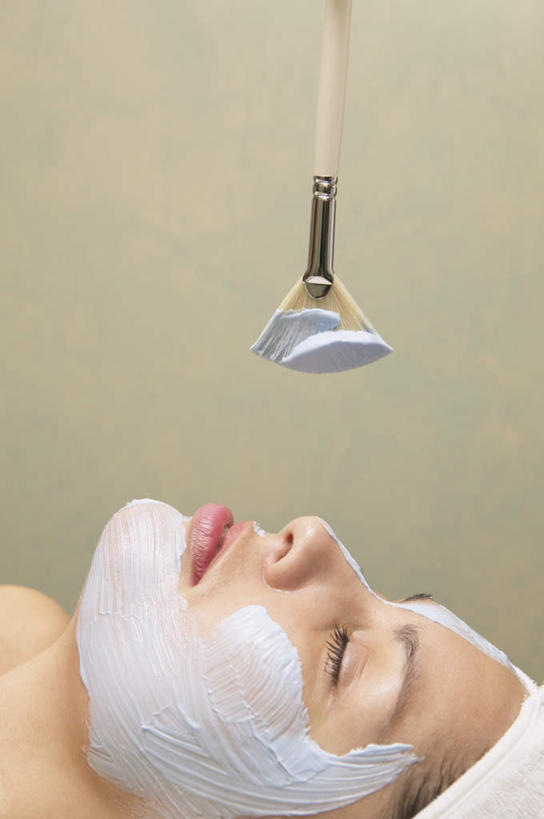 西方人,脸,头,脸颊,一个人,躺,闭眼,竖图,俯视,室内,特写,白天,美容,床,欧洲,欧洲人,仅一个年轻女性,仅一个女性,仅一个人,护肤,纺织物,肩膀,刷子,毛巾,清洁,保养,面霜,SPA水疗,保健,温泉浴场,保暖,养身,透气,养颜,防水,乳霜,储水,耐磨,吸水,卧着,年轻女性,女人,女性,白种人,头部,脸部,脸蛋,面部,矿泉疗养地,闭眼睛,闭着眼,闭着眼睛,躺着,卧,半身,彩图,高角度拍摄,水疗