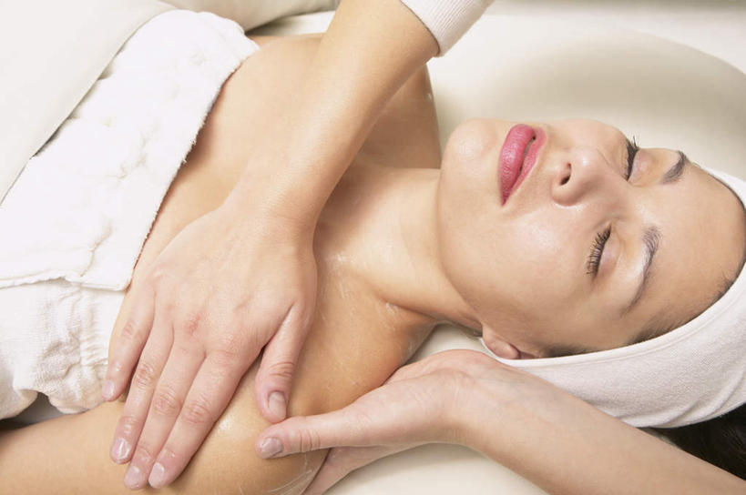 西方人,脸,头,脸颊,两个人,躺,闭眼,横图,俯视,室内,特写,白天,美容,欧洲,欧洲人,护肤,纺织物,肩膀,毛巾,清洁,保养,SPA水疗,保健,温泉浴场,保暖,养身,透气,养颜,防水,储水,耐磨,吸水,卧着,年轻女性,女人,女性,白种人,头部,脸部,脸蛋,面部,矿泉疗养地,闭眼睛,闭着眼,闭着眼睛,躺着,卧,半身,彩图,高角度拍摄,水疗