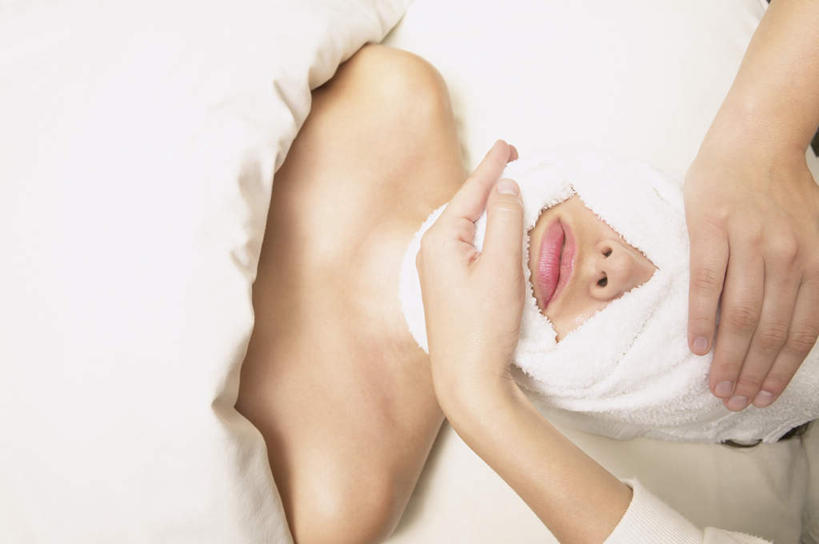 西方人,脸,头,脸颊,一个人,躺,闭眼,横图,俯视,室内,特写,白天,美容,欧洲,欧洲人,仅一个年轻女性,仅一个女性,仅一个人,护肤,纺织物,肩膀,毛巾,清洁,保养,SPA水疗,保健,温泉浴场,保暖,养身,透气,养颜,防水,储水,耐磨,吸水,卧着,年轻女性,女人,女性,白种人,头部,脸部,脸蛋,面部,矿泉疗养地,闭眼睛,闭着眼,闭着眼睛,躺着,卧,半身,彩图,高角度拍摄,水疗