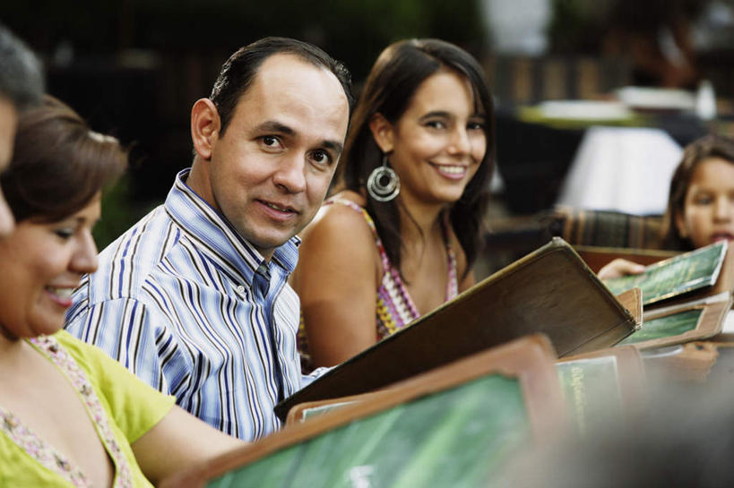 儿童,家庭,餐厅,坐,笑,微笑,露齿笑,横图,室内,白天,侧面,纯洁,桌子,朦胧,模糊,许多人,注视,价目表,菜单,观察,看,一群人,温暖,温馨,一家人,可爱,童年,童趣,观看,和睦,察看,关注,童真,烂漫,无邪,天真,男人,男性,年轻男性,年轻女性,女孩,女人,女性,孩子,坐着,半身,彩图,融洽