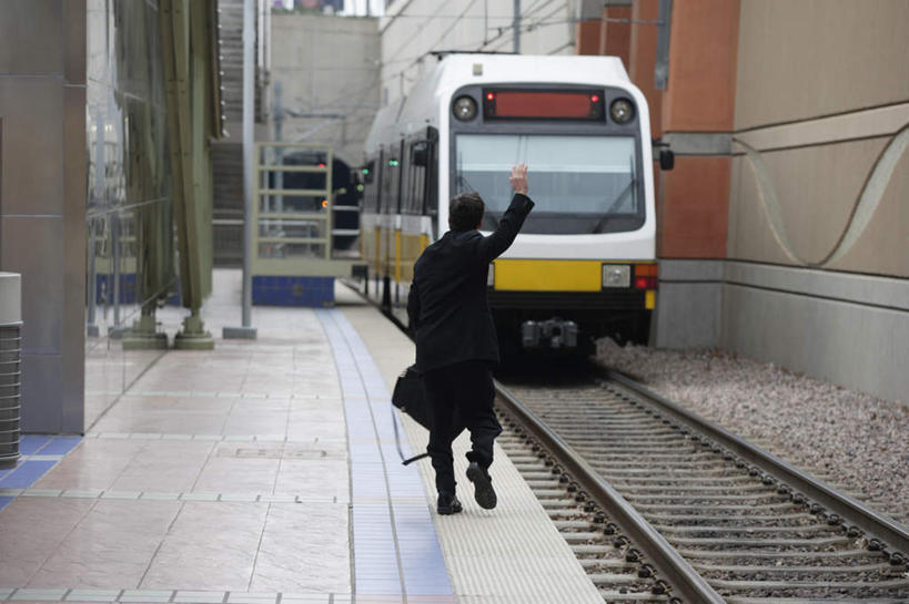 西方人,一个人,商务人士,商务男性,站,举,横图,室外,白天,衬衫,地铁,路,铁路,火车,车站,欧洲,欧洲人,仅一个男性,仅一个人,仅一个中年男性,握,套装,公文包,轨道,站台,交通,铁轨,拿,挥手,拿着,月台,车,背面,交通工具,托,站着,握着,运输,载具,商务装,工薪阶层,男人,男性,中年男性,白种人,白领,上班族,举起,举手,举着,向上举,向上伸,向上托,站立,彩图,全身,衬衣,商务包