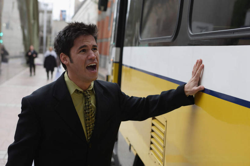 西方人,一个人,商务人士,商务男性,站,横图,室外,白天,正面,衬衫,地铁,路,铁路,火车,车站,欧洲,欧洲人,仅一个男性,仅一个人,仅一个中年男性,握,套装,公文包,轨道,站台,交通,铁轨,拿,大喊,拿着,注视,月台,车,交通工具,观察,看,站着,握着,运输,观看,大叫,察看,关注,载具,商务装,工薪阶层,大呼,男人,男性,中年男性,白种人,白领,上班族,站立,半身,彩图,衬衣,商务包