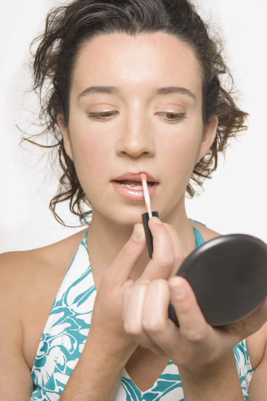 西方人,脸,头,脸颊,手,一个人,站,竖图,室内,特写,白天,白色背景,正面,化妆,美容,镜子,欧洲,欧洲人,双手,仅一个年轻女性,仅一个女性,仅一个人,握,服装,反射,拿,化妆盒,拿着,注视,休闲装,肩膀,衣服,化妆镜,口红,观察,看,站着,休闲,手部,休闲服,握着,摄影,服饰,影棚,观看,镜像,察看,镜面,关注,光学,年轻女性,女人,女性,白种人,头部,脸部,脸蛋,面部,站立,半身,彩图,影棚拍摄,拍摄