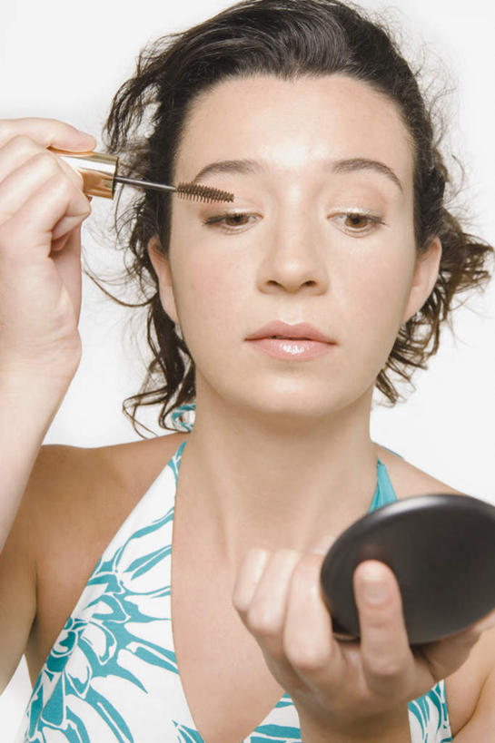 西方人,脸,头,脸颊,手,一个人,站,竖图,室内,特写,白天,白色背景,正面,化妆,美容,镜子,欧洲,欧洲人,双手,仅一个年轻女性,仅一个女性,仅一个人,握,服装,反射,拿,化妆盒,拿着,注视,休闲装,肩膀,衣服,化妆镜,观察,看,站着,休闲,手部,休闲服,睫毛膏,握着,摄影,服饰,影棚,观看,镜像,察看,镜面,关注,光学,年轻女性,女人,女性,白种人,头部,脸部,脸蛋,面部,站立,半身,彩图,影棚拍摄,拍摄