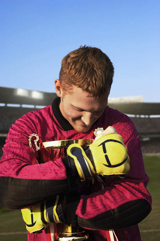 西方人,一个人,足球场,体育馆,运动场,站,竖图,室外,白天,正面,运动服,锻炼,快乐,比赛,运动,竞争,欧洲,欧洲人,仅一个男性,仅一个人,服装,拿,拿着,注视,娱乐,体育场,仅一个年轻男性,衣服,蓝天,天空,天,低头,观察,看,站着,休闲,服饰,田径场,抱着,观看,察看,体育运动,衣着,穿着,关注,运动馆,衣饰,体育,男人,男性,年轻男性,白种人,站立,半身,彩图,健身,奖杯,运动装