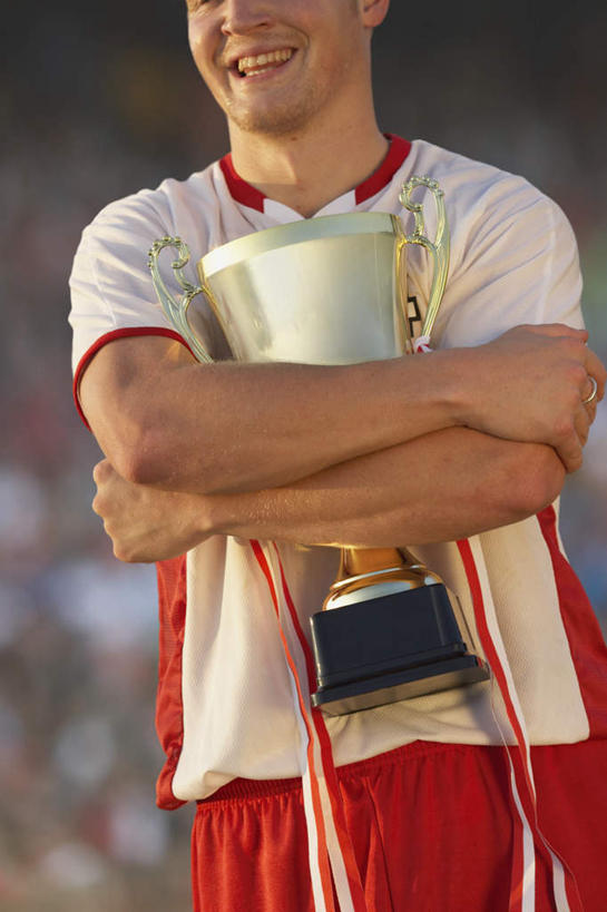 西方人,一个人,足球场,体育馆,运动场,站,笑,微笑,露齿笑,竖图,室外,白天,正面,运动服,锻炼,快乐,比赛,运动,竞争,欧洲,欧洲人,仅一个男性,仅一个人,服装,朦胧,模糊,拿,拿着,娱乐,体育场,仅一个年轻男性,衣服,蓝天,天空,天,站着,休闲,服饰,田径场,抱着,体育运动,衣着,穿着,运动馆,衣饰,体育,男人,男性,年轻男性,白种人,站立,半身,彩图,健身,奖杯,运动装