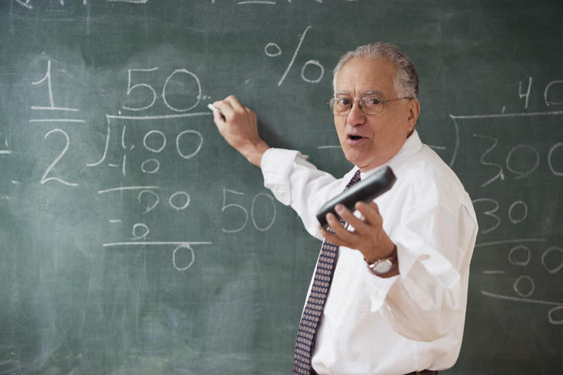 西方人,一个人,教师,站,横图,室内,白天,正面,衬衫,欧洲,欧洲人,仅一个男性,仅一个人,戴,写字,笔,标志,工具,数字,文字,眼镜,字,字符,领带,拿,拿着,注视,标识,粉笔,黑板擦,学习用品,黑板,观察,看,站着,仅一个老年男性,上课,教室,教学,阿拉伯数字,观看,老花镜,文具用品,戴着,察看,象征,庄重,关注,身份,正式,地位,耐磨,白垩,远视眼镜,教学黑板,老年男性,男人,男性,白种人,讲师,教授,老师,站立,半身,彩图,衬衣