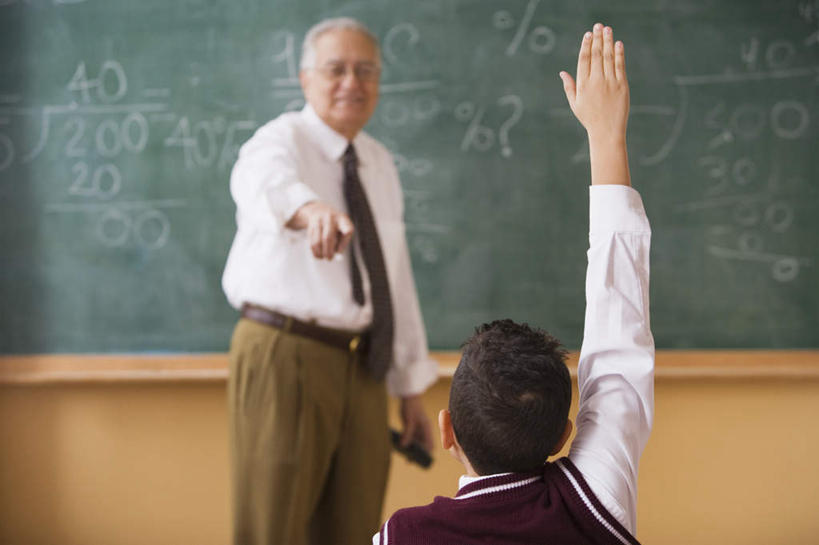 西方人,儿童,背部,两个人,学生,教师,站,坐,横图,室内,白天,正面,纯洁,欧洲,欧洲人,戴,指,服装,朦胧,模糊,笔,标志,工具,数字,文字,眼镜,字,字符,墙,注视,休闲装,标识,墙壁,小孩,衣服,粉笔,学习用品,黑板,观察,看,站着,休闲,教室,休闲服,可爱,童年,童趣,教学,阿拉伯数字,服饰,观看,老花镜,英文字母,文具用品,戴着,察看,指向,关注,提问,童真,烂漫,无邪,回答,耐磨,白垩,远视眼镜,教学黑板,天真,老年男性,男孩,男人,男性,白种人,孩子,讲师,教授,老师,举手,站立,坐着,半身,彩图,男生