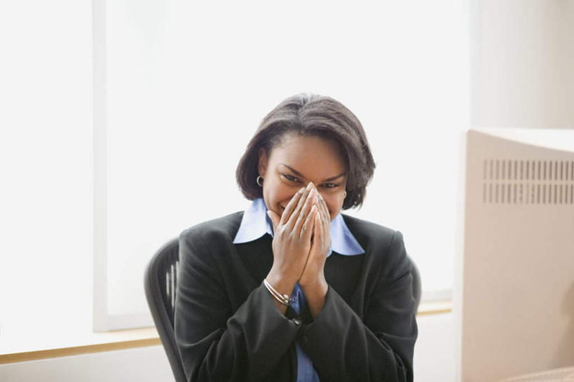 西方人,鼻子,一个人,商务人士,商务女性,坐,笑,微笑,露齿笑,横图,室内,白天,正面,衬衫,电脑,笔记本电脑,显示器,键盘,桌面,桌子,椅子,欧洲,非洲,黑人,欧洲人,仅一个年轻女性,仅一个女性,仅一个人,戴,套装,网络,注视,输入设备,通讯设备,耳机,耳麦,观察,看,捂,观看,戴着,察看,无线,关注,沙发椅,通信设备,液晶显示器,商务装,无线网络,无线上网,便携式电脑,工薪阶层,输出设备,手提电脑,年轻女性,女人,女性,非洲人,白领,上班族,坐着,半身,彩图,衬衣,西服