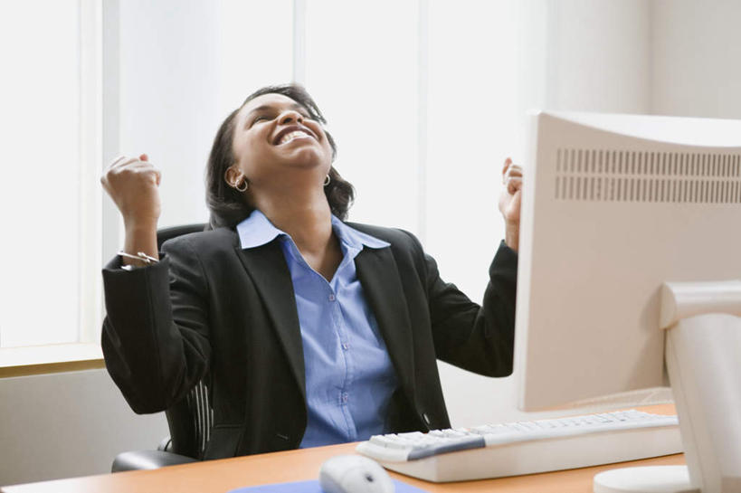 西方人,一个人,商务人士,商务女性,坐,闭眼,笑,微笑,露齿笑,横图,室内,白天,正面,衬衫,兴奋,胜利,电脑,笔记本电脑,显示器,键盘,桌面,桌子,椅子,欧洲,非洲,黑人,欧洲人,仅一个年轻女性,仅一个女性,仅一个人,戴,握,套装,网络,输入设备,通讯设备,耳机,耳麦,握拳,戴着,无线,沙发椅,通信设备,液晶显示器,商务装,无线网络,无线上网,便携式电脑,工薪阶层,输出设备,手提电脑,年轻女性,女人,女性,非洲人,白领,上班族,闭眼睛,闭着眼,闭着眼睛,抬头,坐着,半身,彩图,衬衣,西服