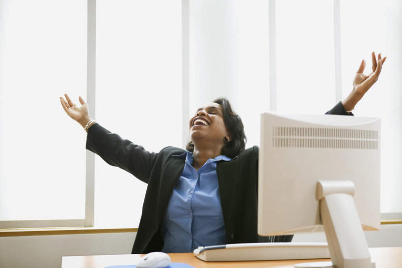 西方人,一个人,商务人士,商务女性,坐,笑,微笑,露齿笑,横图,室内,白天,正面,衬衫,电脑,笔记本电脑,显示器,键盘,桌面,桌子,椅子,欧洲,非洲,黑人,欧洲人,仅一个年轻女性,仅一个女性,仅一个人,戴,套装,网络,张开双手,注视,输入设备,通讯设备,耳机,耳麦,观察,看,双手张开,观看,戴着,察看,无线,关注,沙发椅,通信设备,液晶显示器,商务装,无线网络,无线上网,便携式电脑,工薪阶层,输出设备,手提电脑,年轻女性,女人,女性,非洲人,白领,上班族,坐着,半身,彩图,衬衣,西服